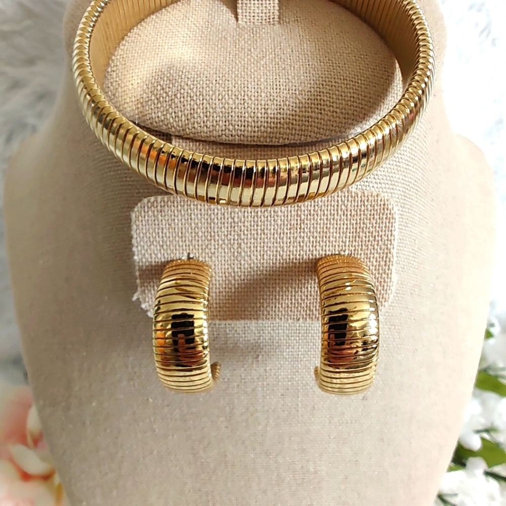 Park Lane Stretch Gold Tone Bracelet With Matching Earrings